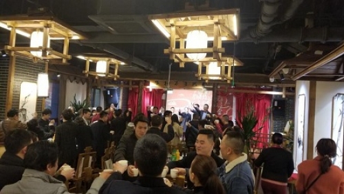 團隊敬酒客戶熱烈回敬其樂融融.jpg