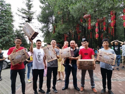 CS游戲獲獎隊領取獎品.jpg
